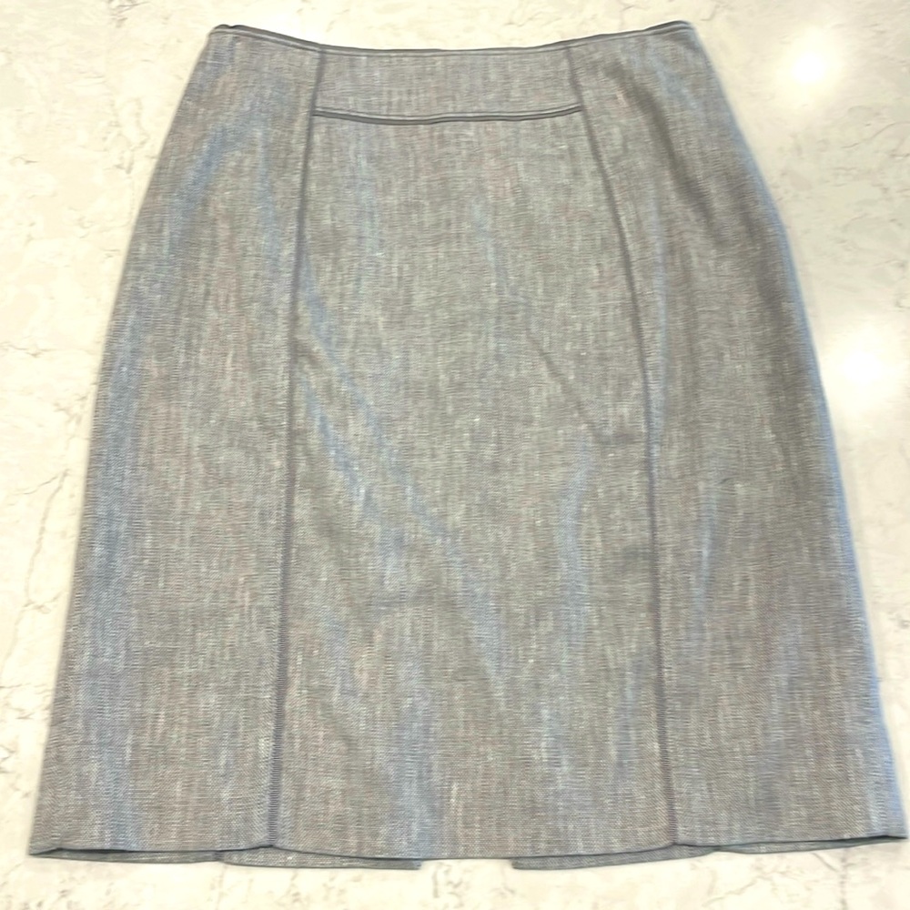 Beautiful lined gray pencil skirt with piping in size 2.